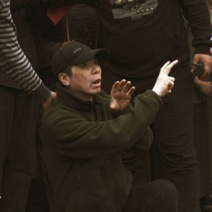 Back to 1942: il regista Feng Xiaogang sul set del film