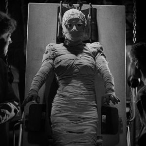 Ernest Thesiger con Elsa Lanchester e Colin Clive in una scena del film La moglie di Frankenstein