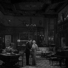 Frankenstein: John Boles con Mae Clarke in una scena del film