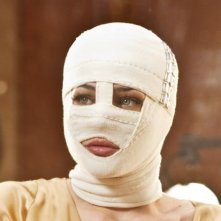 Il volto di un'altra: Laura Chiatti con il volto coperto di bende in una scena