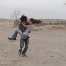 Marfa Girl: Adam Mediano e Mercedes Maxwell felici in una scena del film