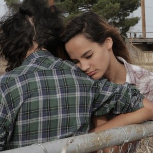 Marfa Girl: Adam Mediano insieme a Mercedes Maxwell in una tenera scena del film