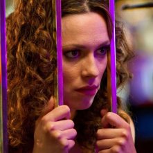 Rebecca Hall dietro le sbarre in una scena di Lay the Favorite