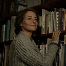 Tutto parla di te: Charlotte Rampling accanto ad una libreria in una scena del film