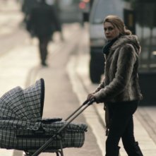 Tutto parla di te: Elena Radonicich spinge un passeggino in una scena