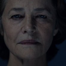 Tutto parla di te: un intenso primo piano di Charlotte Rampling tratto dal film