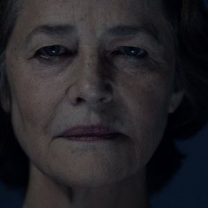 Tutto parla di te: un intenso primo piano di Charlotte Rampling tratto dal film
