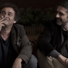 Una pistola en cada mano: Eduard Fernández insieme a Leonardo Sbaraglia in una scena