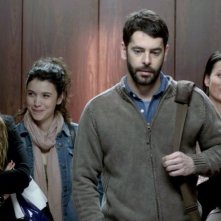 Una pistola en cada mano: Eduardo Noriega beato tra le donne in una scena