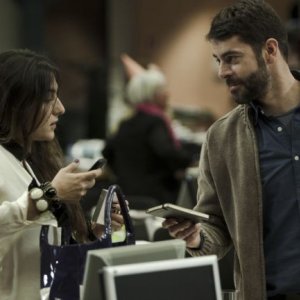 Una pistola en cada mano: Eduardo Noriega insieme a Candela Peña in una scena