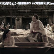 Goltzius and the Pelican Company: F. Murray Abraham e Lars Eidinger in una scena