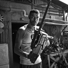 Razzabastarda: Alessandro Gassman armato di motosega in una scena