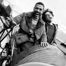 Razzabastarda: Giovanni Anzaldo e Alessandro Gassman sulle montagne russe in una scena