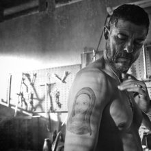 Razzabastarda: un tatuato Alessandro Gassman in una scena