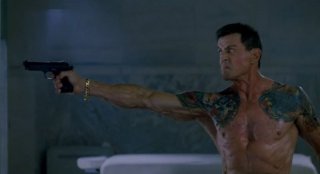 Sylvester Stallone in azione in una scena di Bullet to the Head