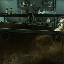 A Young Doctor's Notebook: Jon Hamm e Daniel Radcliffe condividono la stessa vasca da bagno