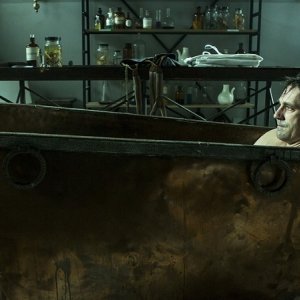 A Young Doctor's Notebook: Jon Hamm e Daniel Radcliffe condividono la stessa vasca da bagno