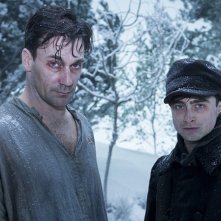 A Young Doctor's Notebook: un primo piano degli infreddoliti Jon Hamm e Daniel Radcliffe
