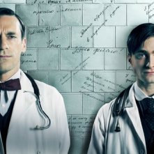 A Young Doctor's Notebook: un primo piano dei dottori Jon Hamm e Daniel Radcliffe