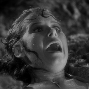 Anne Darling spaventata in una scena del film La moglie di Frankenstein