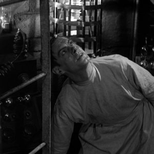 Colin Clive in una scena del film Frankenstein (1931)