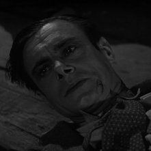 Colin Clive in una sequenza del film Frankenstein (1931)