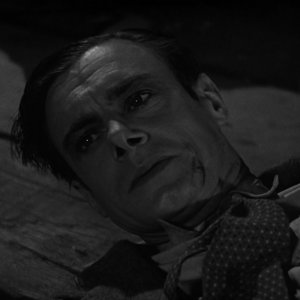 Colin Clive in una sequenza del film Frankenstein (1931)
