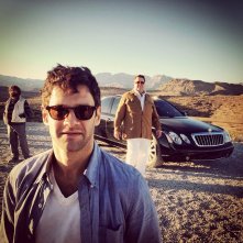 Una notte da leoni 3: Justin Bartha nel deserto. Alle sue spalle John Goodman e Zach Galifianakis