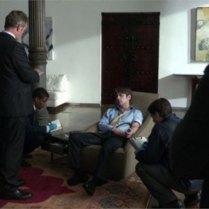 Aidan Quinn e Jon Michael Hill in una scena dell'episodio The Rat Race della prima stagione di Elementary