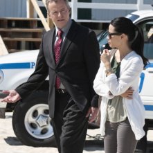 Aidan Quinn e Lucy Liu in una scena dell'episodio Flight Risk della prima stagione di Elementary