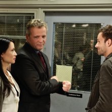Aidan Quinn, Jonny Lee Miller e Lucy Liu in una scena dell'episodio Child Predator della prima stagione di Elementary