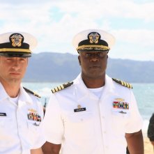 Andre Braugher con Scott Speedman in una scena dell'episodio L'accordo della prima stagione della serie televisiva Last Resort