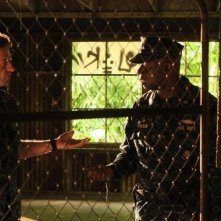 Andre Braugher con Scott Speedman in una scena dell'episodio Nuke It Out della prima stagione di Last Resort