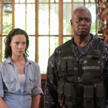 Andre Braugher e Camille De Pazzis in una scena dell'episodio Otto rintocchi della serie della serie TV Last Resort