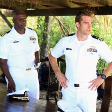 Andre Braugher e Scott Speedman in una scena dell'episodio L'accordo della prima stagione della serie Last Resort