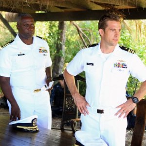 Andre Braugher e Scott Speedman in una scena dell'episodio L'accordo della prima stagione della serie Last Resort