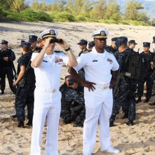 Andre Braugher e Scott Speedman in una scena dell'episodio L'accordo della serie TV Last Resort