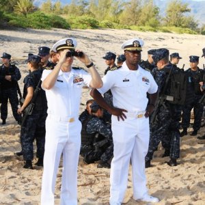Andre Braugher e Scott Speedman in una scena dell'episodio L'accordo della serie TV Last Resort