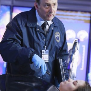 Arye Gross in una scena promozionale dell'episodio The Final Frontier della serie Castle - Detective tra le righe
