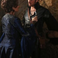 Barbara Hershey insieme a Colin O'Donoghue in una foto promozionale dell'episodio Into the Deep della serie C'era una volta