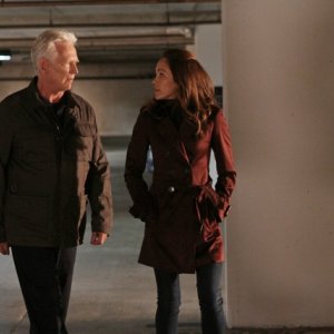 Bruce Davison, Autumn Reese in una scena dell'episodio Traditori della prima stagione di Last Resort