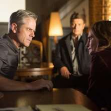 C. Thomas Howell, Nathan Fillion e Stana Katic in una scena dell'episodio Swan Song della serie Castle - Detective tra le righe