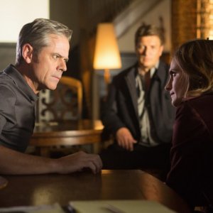 C. Thomas Howell, Nathan Fillion e Stana Katic in una scena dell'episodio Swan Song della serie Castle - Detective tra le righe