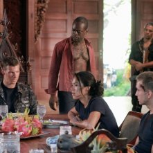 Chad Michael Collins, Sahr Ngaujah, Jessica Camacho e Will Rothhaar in una foto promozionale dell'episodio Otto rintocchi della serie Last Resort