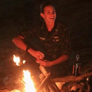 Daisy Betts in una scena dell'episodio Nuke It Out della prima stagione di Last Resort