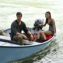 Daniel Lissing e Dichen Lachman in una scena dell'episodio Otto rintocchi della serie Last Resort