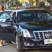 Dexter: Katia Winter e Desmond Harrington in una scena dell'episodio Do the Wrong Thing