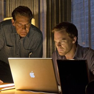 Dexter: Michael C. Hall e James Remar nell'episodio Do the Wrong Thing