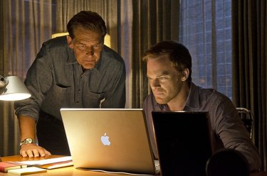 Dexter: Michael C. Hall e James Remar nell'episodio Do the Wrong Thing