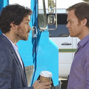 Dexter: Michael C. Hall e Santiago Cabrera in una scena dell'episodio Do the Wrong Thing